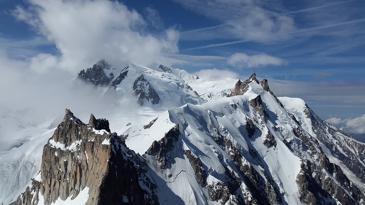 rejoignez le chamonix skiing club pour des aventures inoubliables sur les pistes des magnifiques alpes françaises. profitez d'un encadrement expert, de sorties ski adaptées à tous les niveaux et d'une ambiance conviviale. vivez la passion du ski dans le cadre exceptionnel de chamonix!